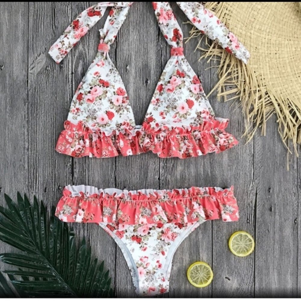 Cute Ruffle and Flower Bikini - Picture 3 of 4